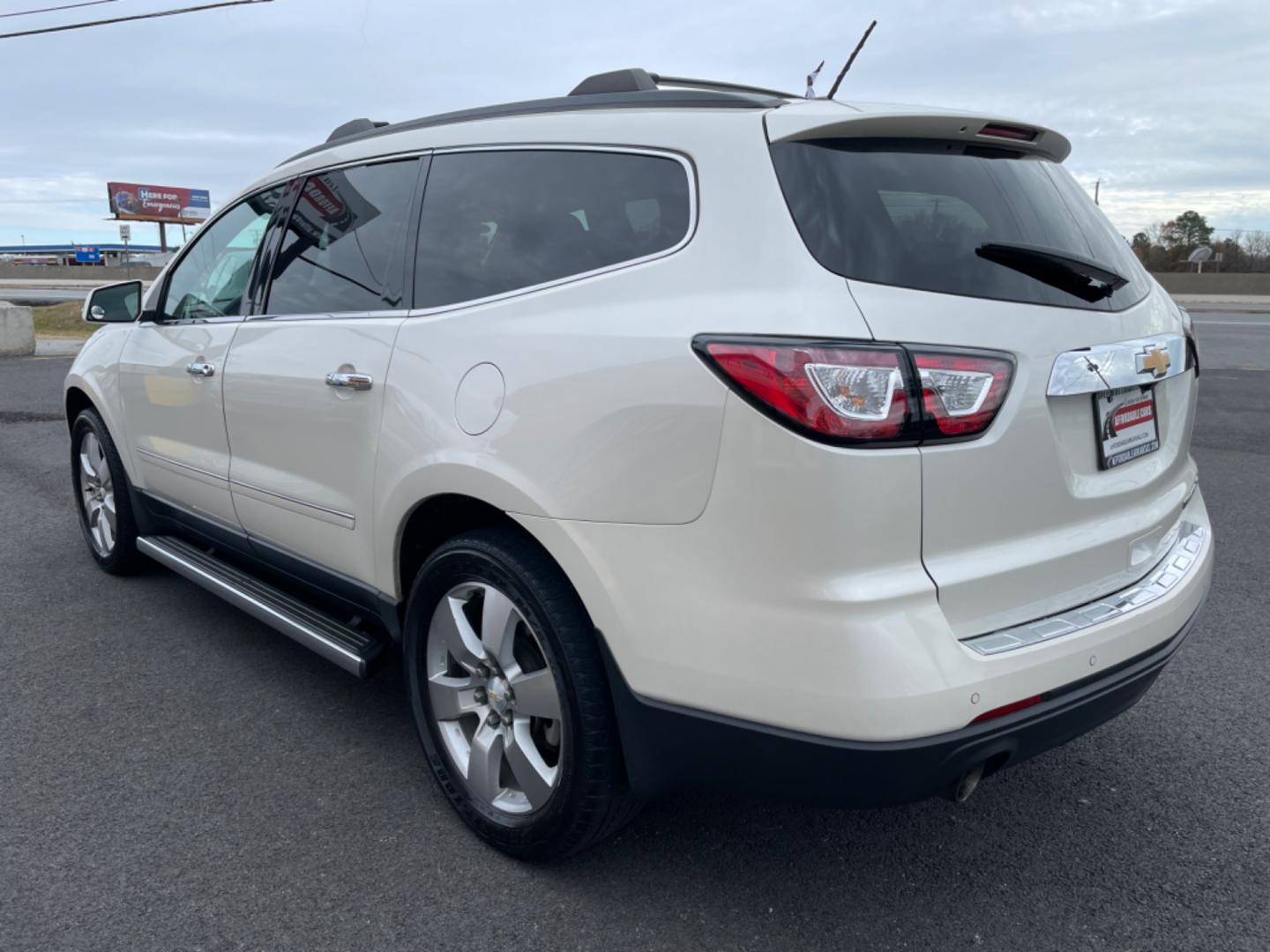 2014 White Chevrolet Traverse (1GNKRJKDXEJ) with an V6, 3.6 Liter engine, Automatic, 6-Spd transmission, located at 8008 Warden Rd, Sherwood, AR, 72120, (501) 801-6100, 34.830078, -92.186684 - Photo#5